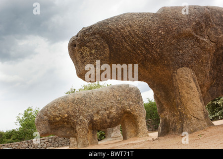 Il granito Celti-Iberian tori di Guisando, vicino a El Tiemblo, provincia di Avila, Spagna Foto Stock