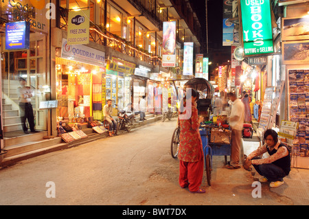 Un gruppo di gente del posto in strada nel quartiere Thamel a Kathmandu di notte Foto Stock