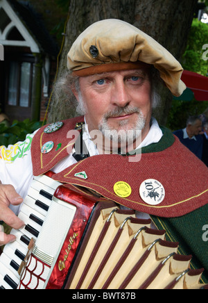 Lettore di fisarmonica presso l'Abbots Bromley Horn Dance Staffordshire REGNO UNITO Europa Foto Stock