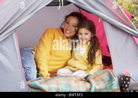 Madre e figlia rilassante all'interno della tenda in vacanza in campeggio Foto Stock