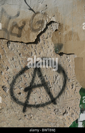 Anarchia simbolo dipinto sul muro esterno in sun Foto Stock