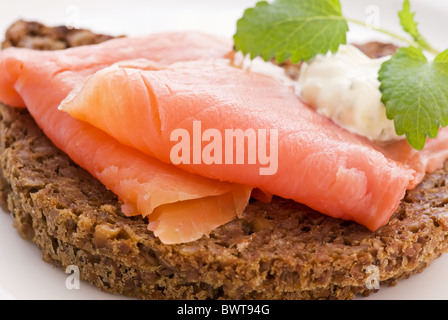 Salmone affumicato su pane integrale come primo piano su una piastra Foto Stock