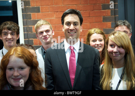 Il neo eletto leader laburista Ed Miliband saluta gli studenti al di fuori dell'auditorium presso il Partito Laburista Conferenza a Manchester il Foto Stock