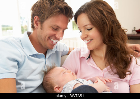 Close Up dei genitori Cuddling Neonato Boy a casa Foto Stock