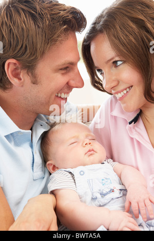 Close Up dei genitori Cuddling Neonato Boy a casa Foto Stock