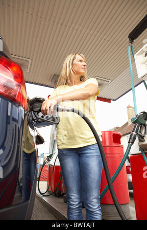 Automobilista femmina auto di riempimento con il Diesel a stazione di benzina Foto Stock