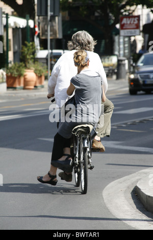 Giovane su una bici a roma, Italia Foto Stock