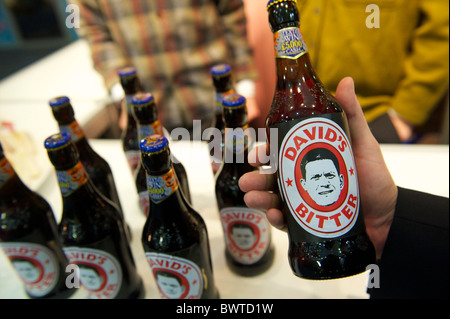 Beffardo David Miliband la sconfitta nella gara di leadership del partito laburista, bottiglie di birra di nome David amaro sono in vendita come Foto Stock