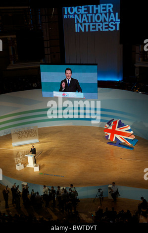 Il cancelliere dello scacchiere George Osborne offre un discorso sulla seconda giornata dei Conservatori partito conferenza presso il Foto Stock