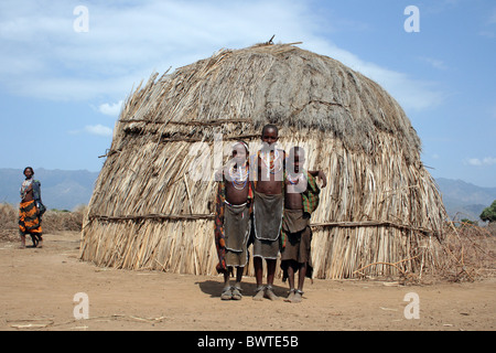 Gruppo di Arbore tribù ragazze in piedi accanto al villaggio capanna, Valle dell'Omo, Etiopia Foto Stock