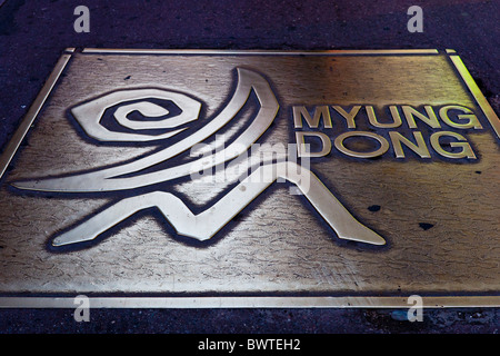 Colata sul marciapiede che indica l'ingresso al quartiere di Myungdong a Seul in Corea del Sud. JMH3950 Foto Stock