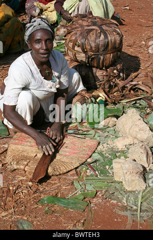 Donna vendita a Enset Hagere Mariam Mercato, sud Etiopia Foto Stock