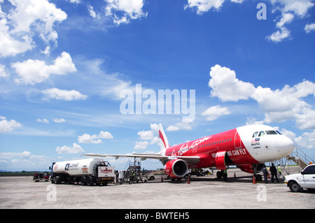 Ottenere pronto prima di un volo Airasia volo, bilancio compagnia aerea in Malaysia. Budget di viaggio. Foto Stock