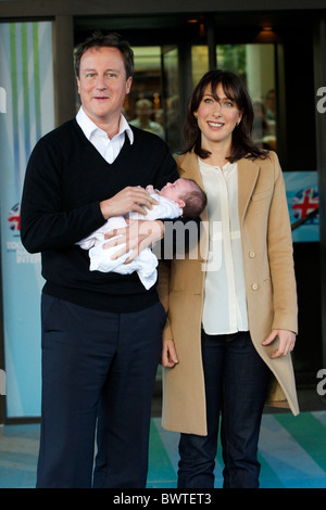 Il Primo Ministro David Cameron, moglie, Samantha, e bambina, Florence Rose Endellion, arrivano al loro albergo sul terzo, Foto Stock