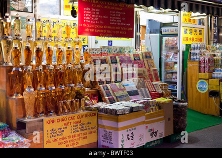 Il Ginseng shop nel quartiere di Myungdong a Seul in Corea del Sud. JMH3955 Foto Stock