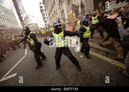 G20 banchieri bailout protesta nella City di Londra, Regno Unito come banca RBS è attaccato durante il vertice dei leader politici di tutto il mondo. Foto Stock