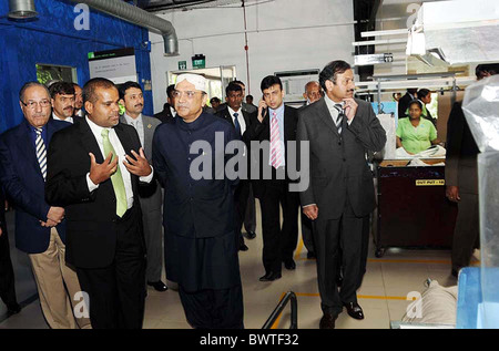 Presidente Asif Ali Zardari visite Sri Lanka il più grande produttore di abbigliamento Brandix a Colombo il martedì, novembre 30, 2010. Foto Stock