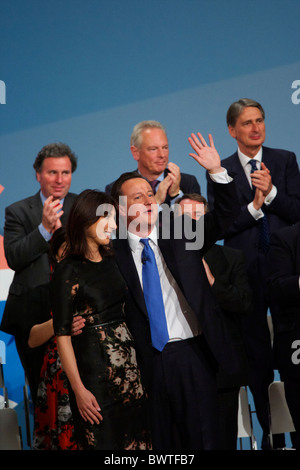 Il Primo Ministro David Cameron e la moglie Samantha, riconoscere le udienze applausi di aver consegnato il suo leader il discorso sul Foto Stock