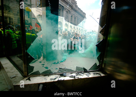 G20 banchieri bailout protesta nella City di Londra, Regno Unito come banca RBS è attaccato durante il vertice dei leader politici di tutto il mondo. Foto Stock