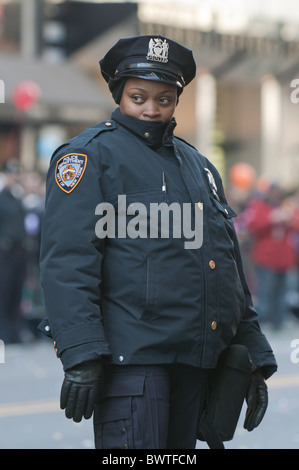 A New York City funzionario di polizia di lavori durante una parata a New York City. Foto Stock