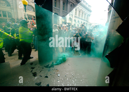 G20 banchieri bailout protesta nella City di Londra, Regno Unito come banca RBS è attaccato durante il vertice dei leader politici di tutto il mondo. Foto Stock