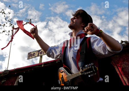 Il viaggio di una troupe di attori e musicisti intrattenere una folla nel giorno finale di Bestival 2010 a Newport, Isola di Wight Foto Stock