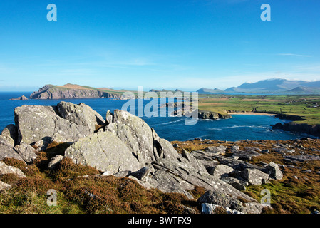 Vista dalla testa di Clogher verso Sybil Point e le tre sorelle sopra Smerwick, penisola di Dingle, nella contea di Kerry, Irlanda Foto Stock