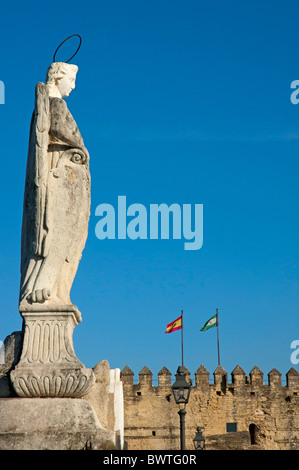 Statua di San Rafael il santo patrono di Cordoba, Cordoba, Andalusia. Foto Stock