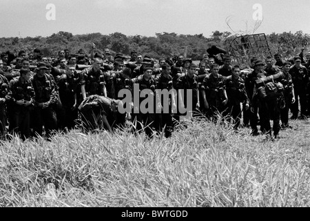 La polizia colombiana recluta dopo i treni per combattere nella giungla, meta reparto, Colombia. Foto Stock