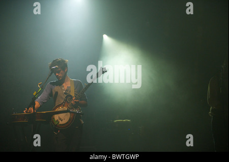 Paese Winston di Mumford & Sons esegue presso la decima edizione della Summer Festival del gelato in Leicester il 15 agosto 2010. Questo Foto Stock