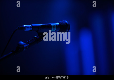 Un microfono attende i Besnard Lakes impostata per la decima edizione della Summer Festival del gelato in Leicester il 15 agosto 2010. Foto Stock