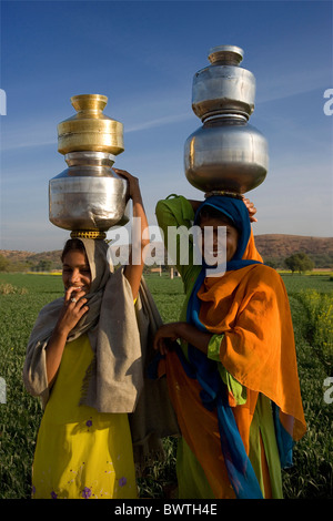 India stato del Rajasthan Pushkar città Asia Travel Gennaio 2008 ragazze locali ragazza adolescente campo carryi rurale Foto Stock