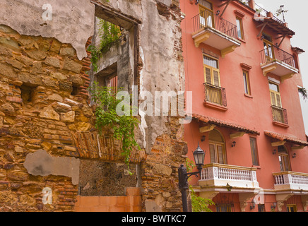 PANAMA CITY, PANAMA - il vecchio e il nuovo, Calle Santos Jorge, Casco Viejo, centro storico della città. Foto Stock