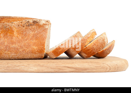 Fette di pane su un tagliere di legno isolato su bianco Foto Stock