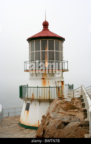 Point Reyes Lighthouse su un nebbioso giorno, California Foto Stock