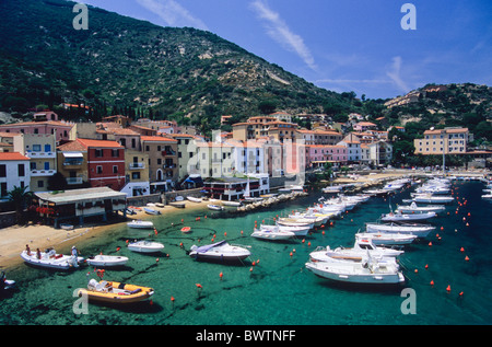 Italia Europa Toscana Toscana Giglio Porto Isola del Giglio barche barca Europa Porto esterno porto porti Foto Stock