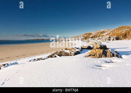 La neve sulla spiaggia a Luskentire sull'Isle of Harris, Scozia Foto Stock