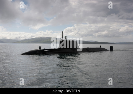 HMS Astute della Royal Navy più avanzato del sommergibile nelle acque dell' Isola di Skye Foto Stock