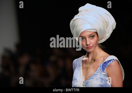 I modelli presentano la Jena Theo primavera 2011 collezione verso il basso la passerella al Somerset House di Londra il 17 settembre 2010. Foto Stock
