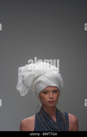 I modelli presentano la Jena Theo primavera 2011 collezione verso il basso la passerella al Somerset House di Londra il 17 settembre 2010. Foto Stock