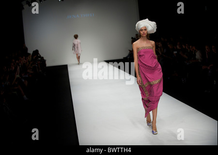 I modelli presentano la Jena Theo primavera 2011 collezione verso il basso la passerella al Somerset House di Londra il 17 settembre 2010. Foto Stock