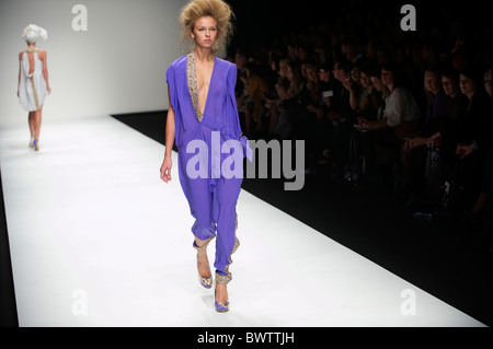 I modelli presentano la Jena Theo primavera 2011 collezione verso il basso la passerella al Somerset House di Londra il 17 settembre 2010. Foto Stock