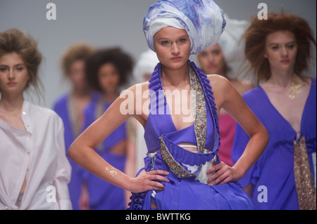 I modelli presentano la Jena Theo primavera 2011 collezione verso il basso la passerella al Somerset House di Londra il 17 settembre 2010. Foto Stock