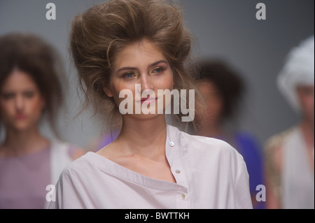 I modelli presentano la Jena Theo primavera 2011 collezione verso il basso la passerella al Somerset House di Londra il 17 settembre 2010. Foto Stock