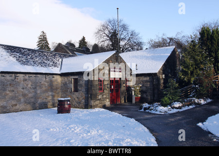 Vista esterna del Blair Atholl distillery Pitlochry in inverno highlands scozzesi Novembre 2010 Foto Stock