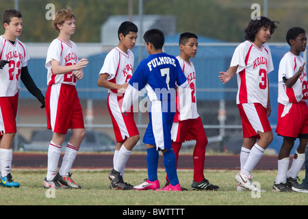 Settimo e ottavo grado ragazzi di 13 e 14 schiaffo le mani dopo che giocano a calcio in una scuola media league di Austin in Texas Foto Stock