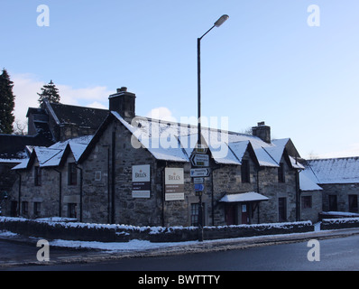 Vista esterna del Blair Atholl distillery pitlochry in inverno highlands scozzesi novembre 2010 Foto Stock