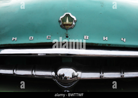 Primo piano di un classico sovietico auto d'epoca Moskvich-407 Foto Stock