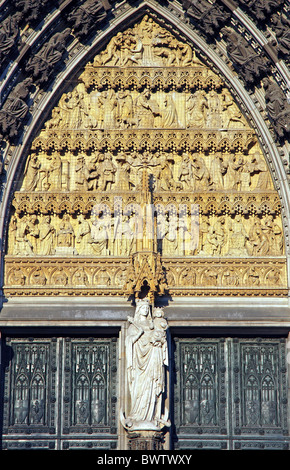 Germania Europa cattedrale di Colonia la Beata Vergine Maria stipite centrale entrata principale statua statue romano-cattolica Foto Stock