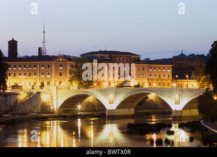 Il ponte Principe Amedeo Savoia Aosta e l'Ospedale Nuovo di Santo Spirito, dal tramonto. Foto Stock